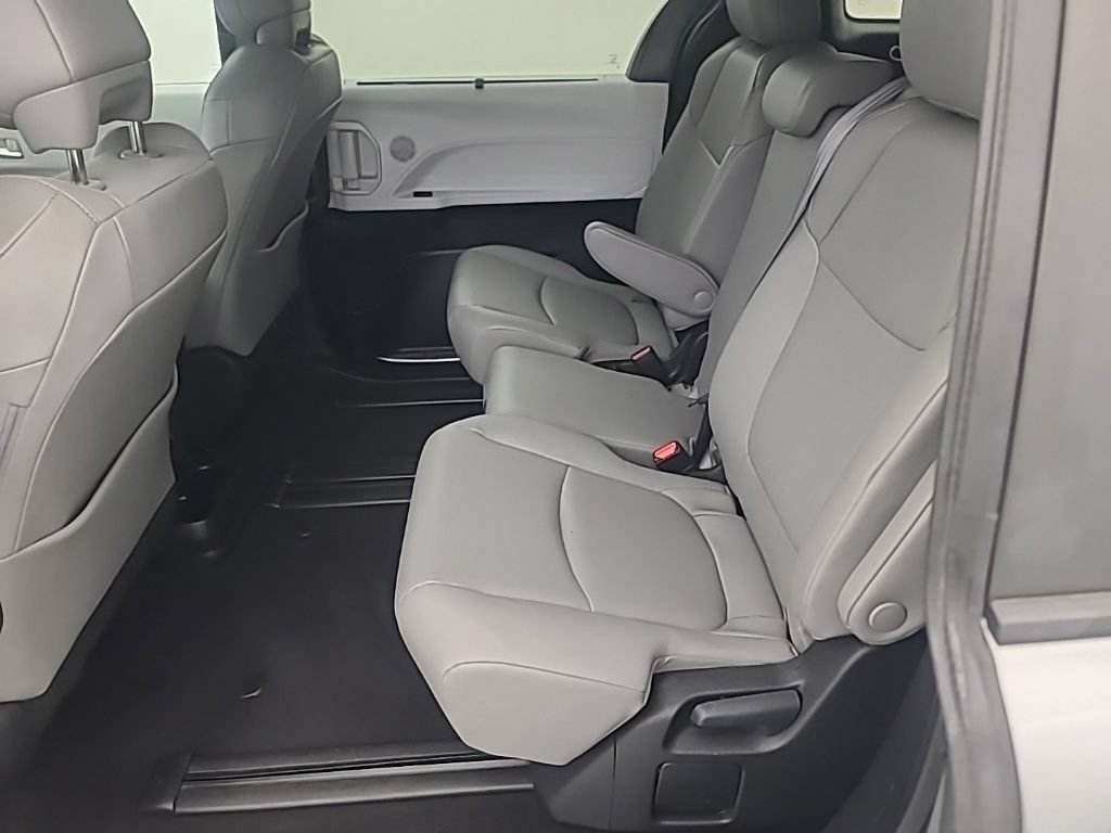 Used 2025 Toyota Sienna XLE FWD image 21