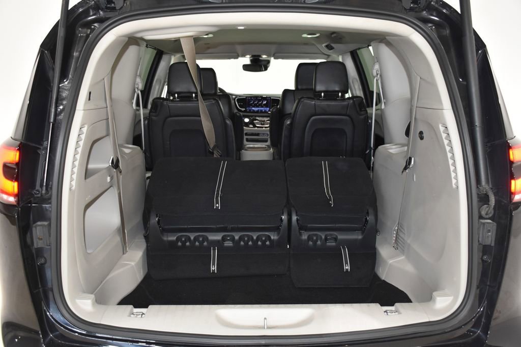 Used 2024 Chrysler Pacifica Touring-L image 31