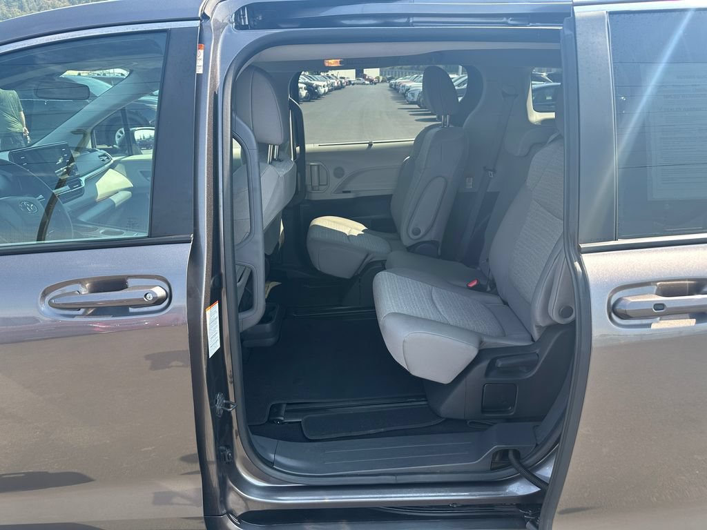 Used 2024 Toyota Sienna LE AWD/4WD image 14