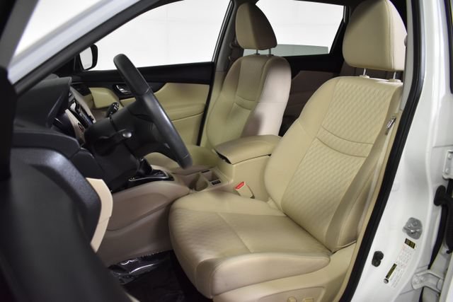 Used 2017 Nissan Rogue SV w/ SV Premium Package FWD image 9