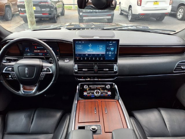 Used 2023 Lincoln Navigator Reserve AWD/4WD image 7