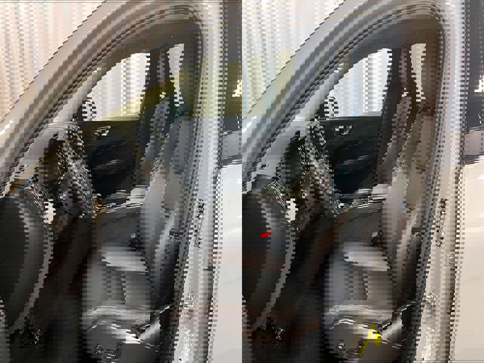 Used 2025 Volvo XC60 B5 Plus image 10