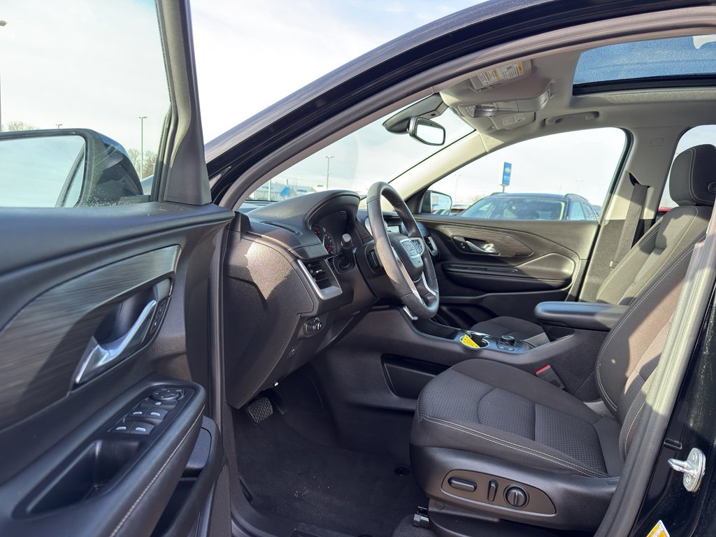 Used 2023 GMC Terrain SLE w/ Driver Convenience Package image 11