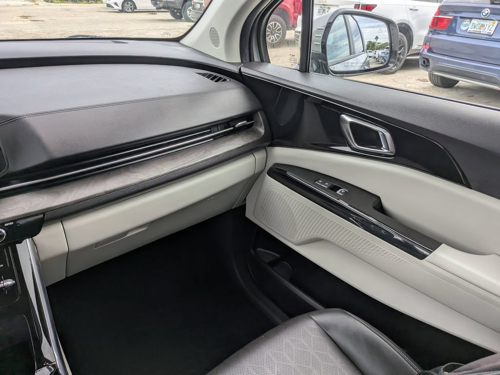 Used 2024 Kia Carnival EX FWD image 17