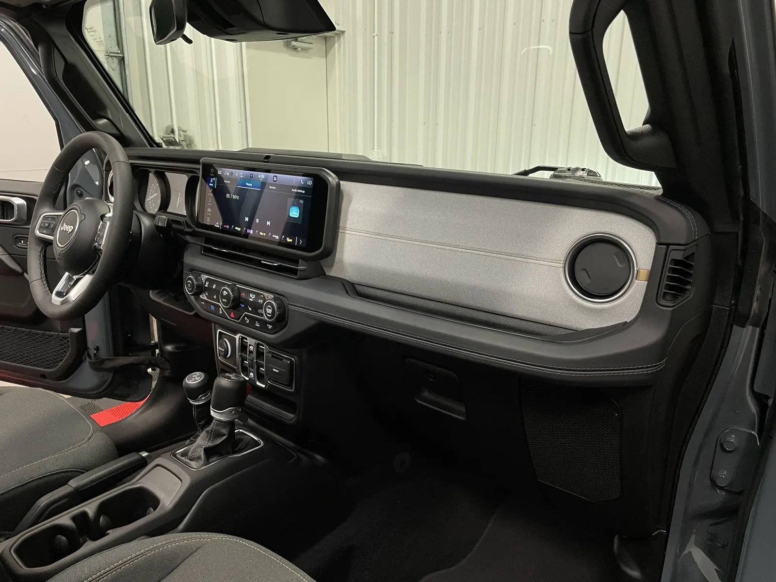 Used 2025 Jeep Wrangler Unlimited Sahara w/ Safety Group AWD/4WD image 47
