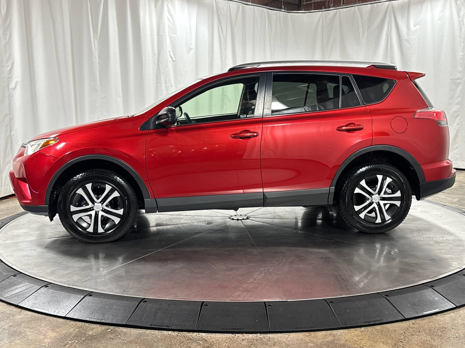 Used 2016 Toyota RAV4 LE AWD/4WD image 8