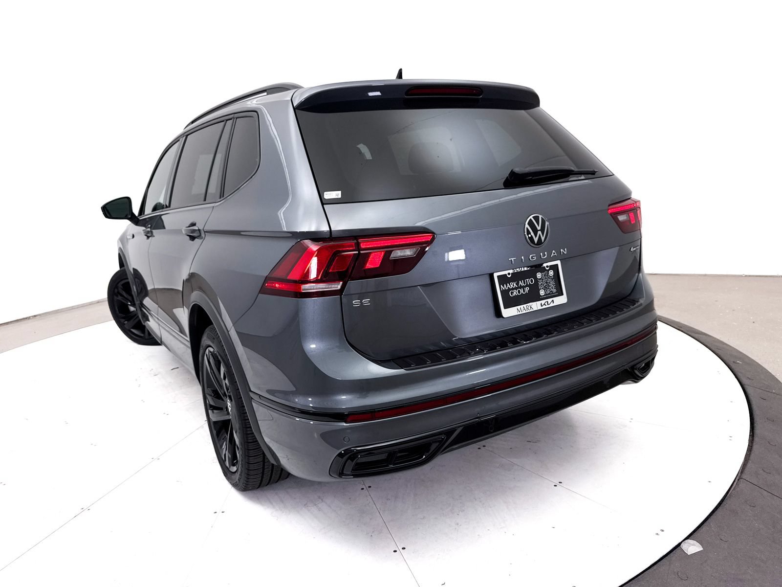 Used 2024 Volkswagen Tiguan SE R-Line AWD/4WD image 7