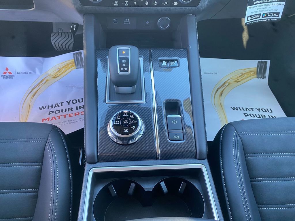 New 2025 Mitsubishi Outlander SE image 22