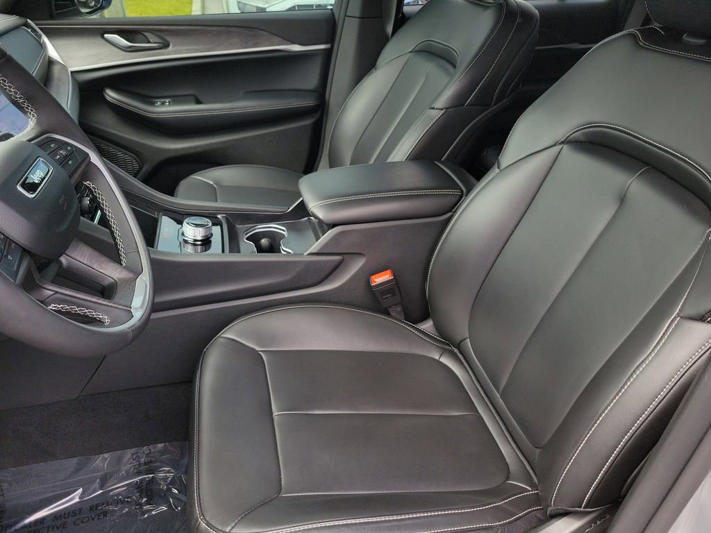 Used 2025 Jeep Grand Cherokee Limited RWD image 17
