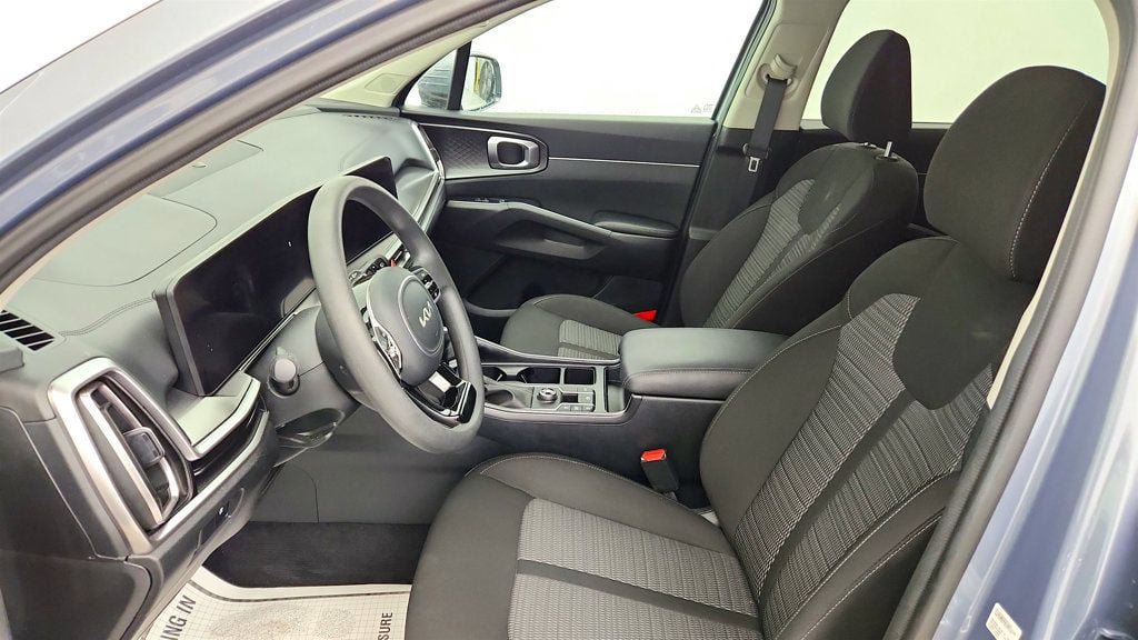 Used 2025 Kia Sorento LX FWD image 18