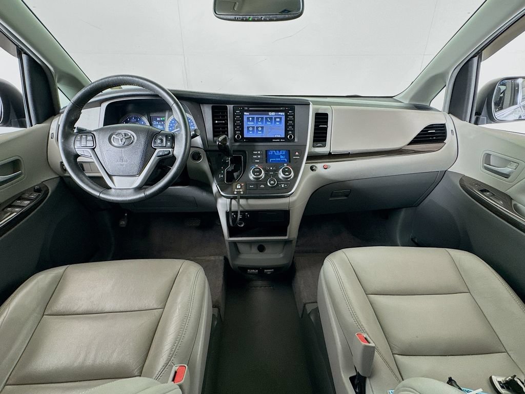 Used 2018 Toyota Sienna Limited FWD image 27