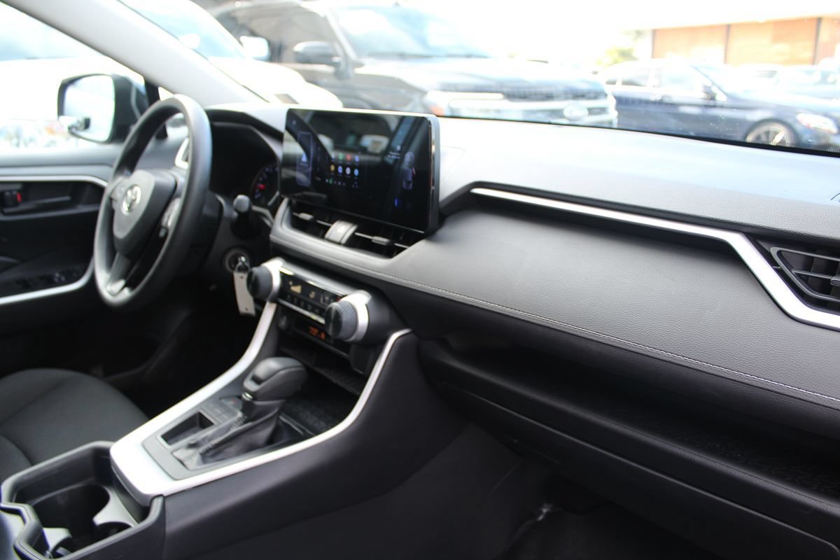Used 2019 Toyota RAV4 LE w/ Carpet Mat Package FWD image 20