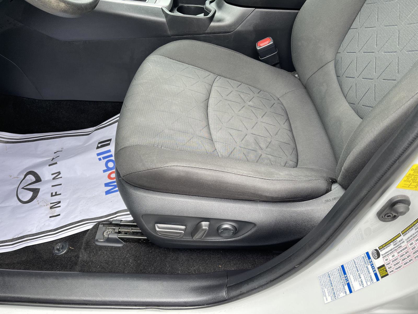 Used 2021 Toyota RAV4 XLE AWD/4WD image 3