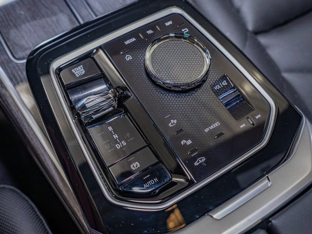 Used 2026 BMW 740i xDrive w/ Premium Package image 19