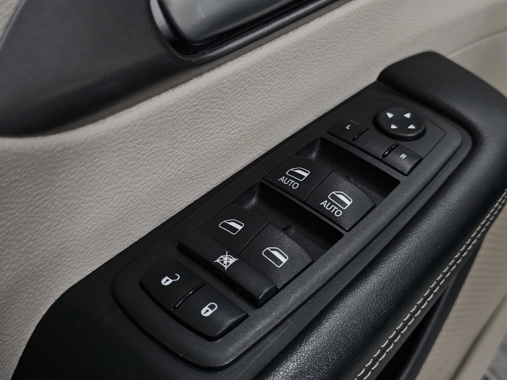 Used 2024 Chrysler Pacifica Touring-L FWD image 29