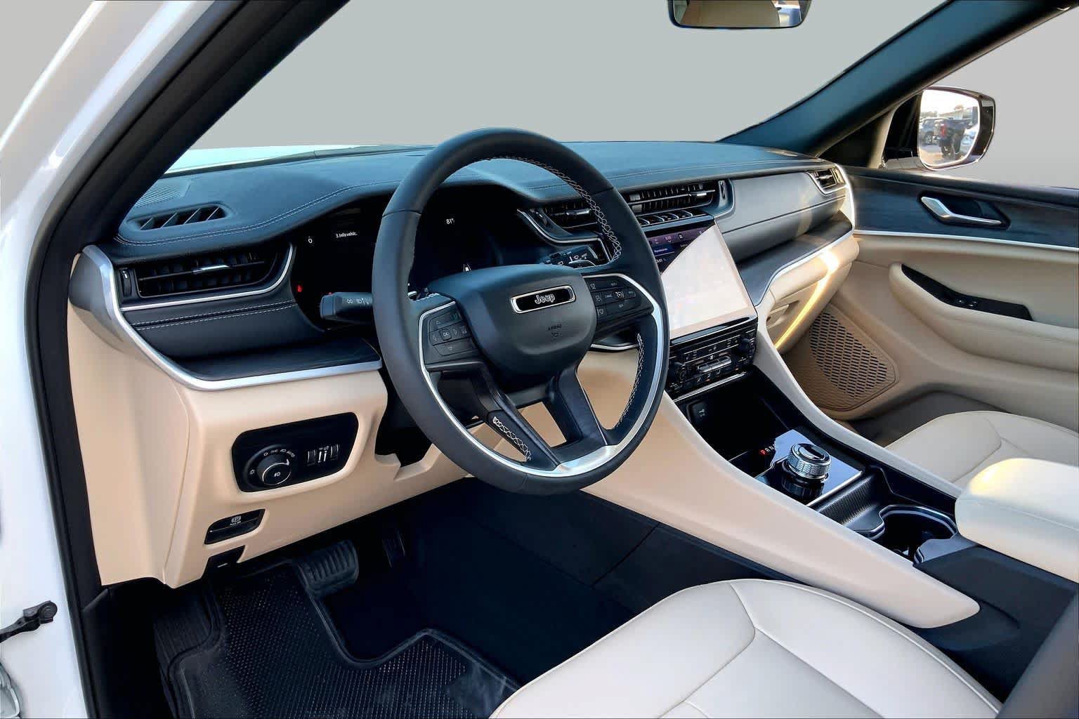 Used 2025 Jeep Grand Cherokee L Limited RWD image 17