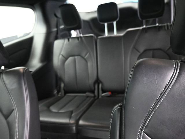 Used 2025 Chrysler Pacifica Select image 10