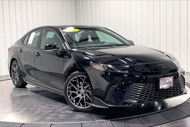Used 2025 Toyota Camry SE FWD image 3