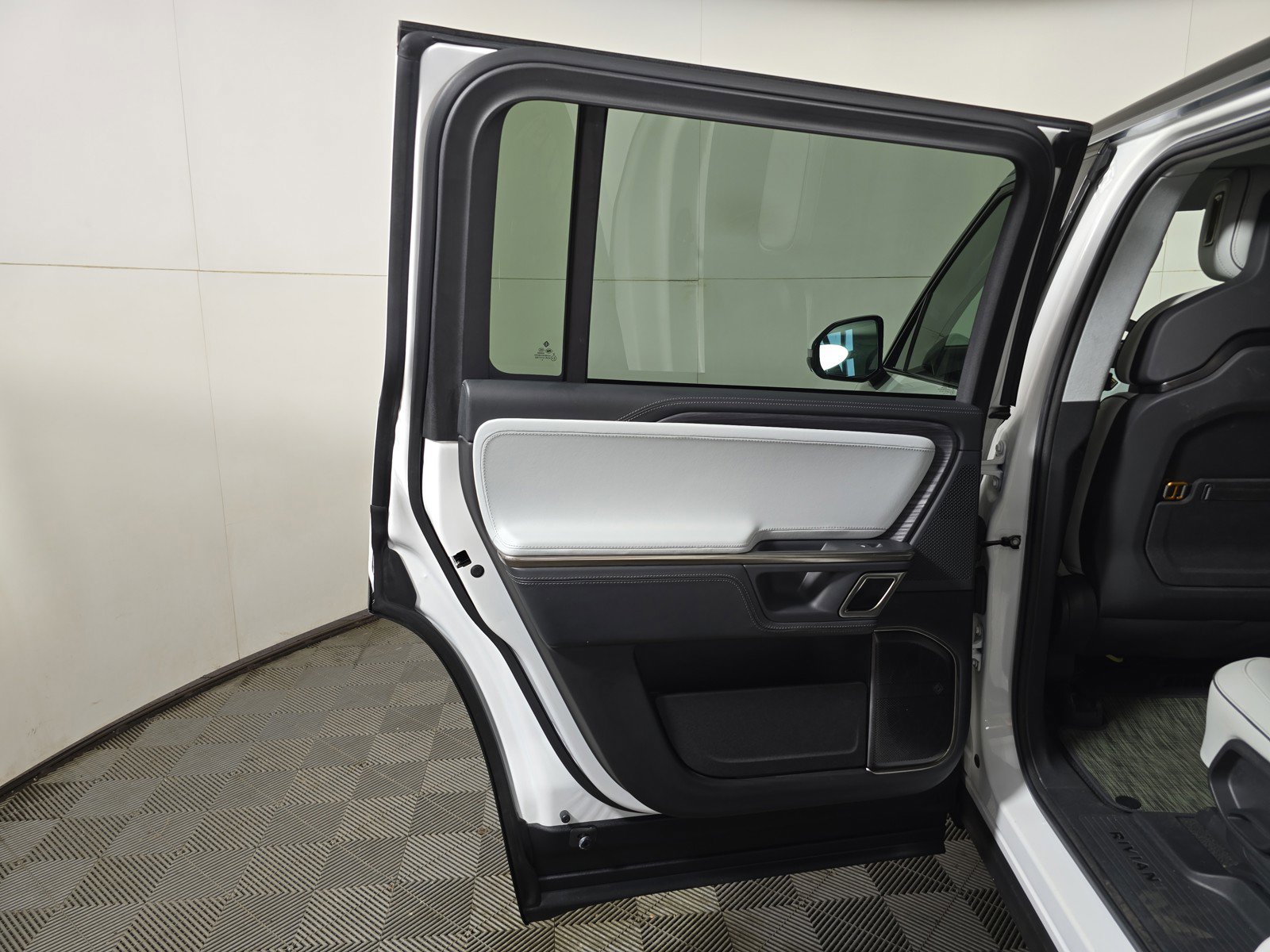 Used 2024 Rivian R1S Adventure AWD/4WD image 17
