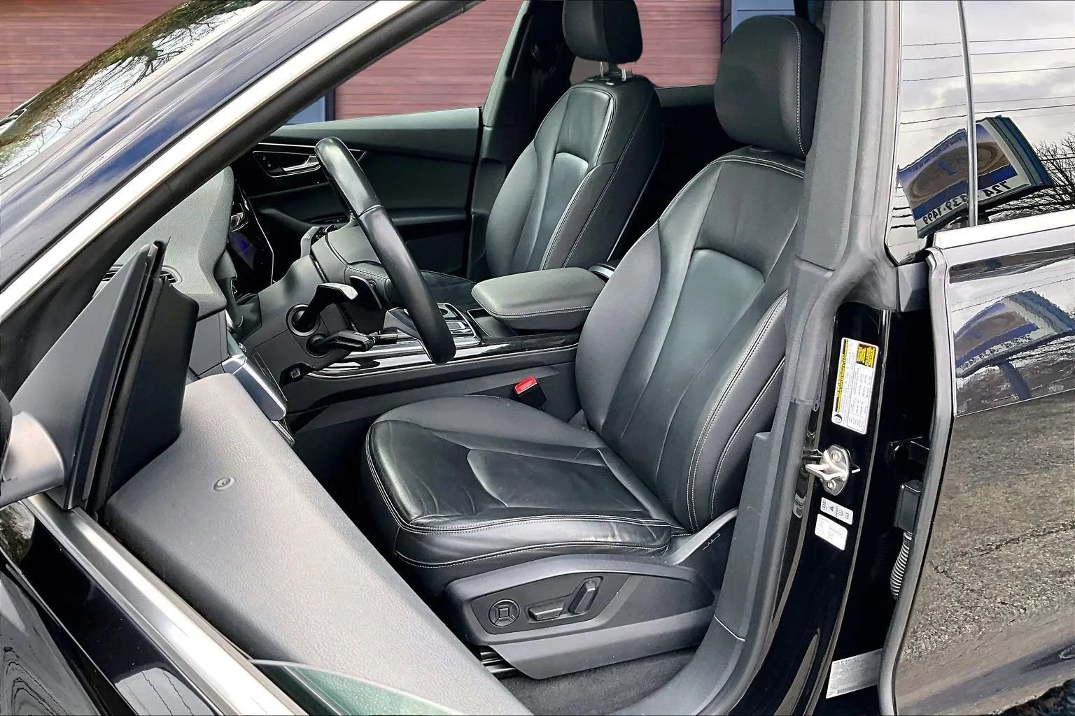 Used 2019 Audi Q8 Premium image 25