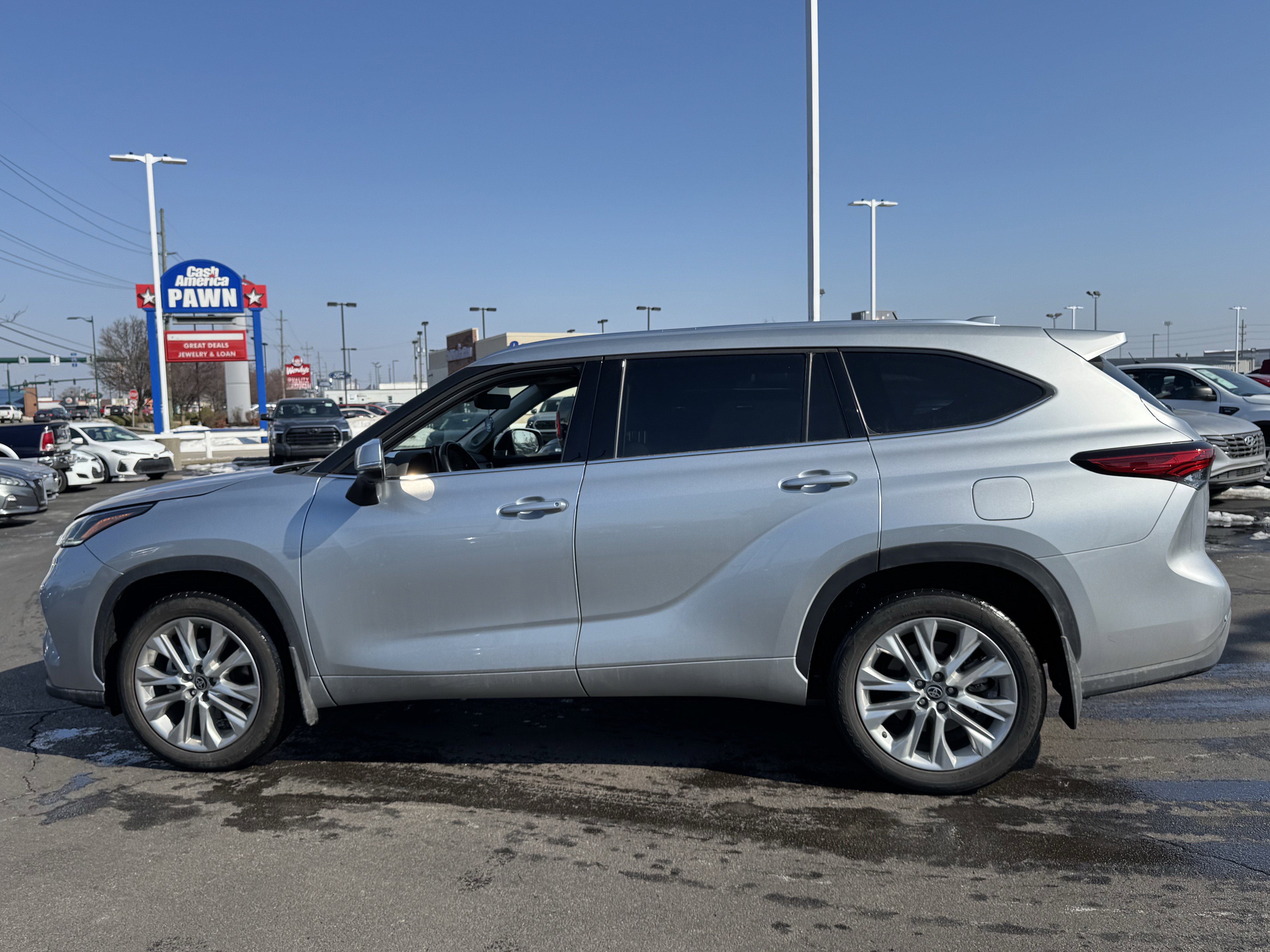 Used 2023 Toyota Highlander Limited image 12