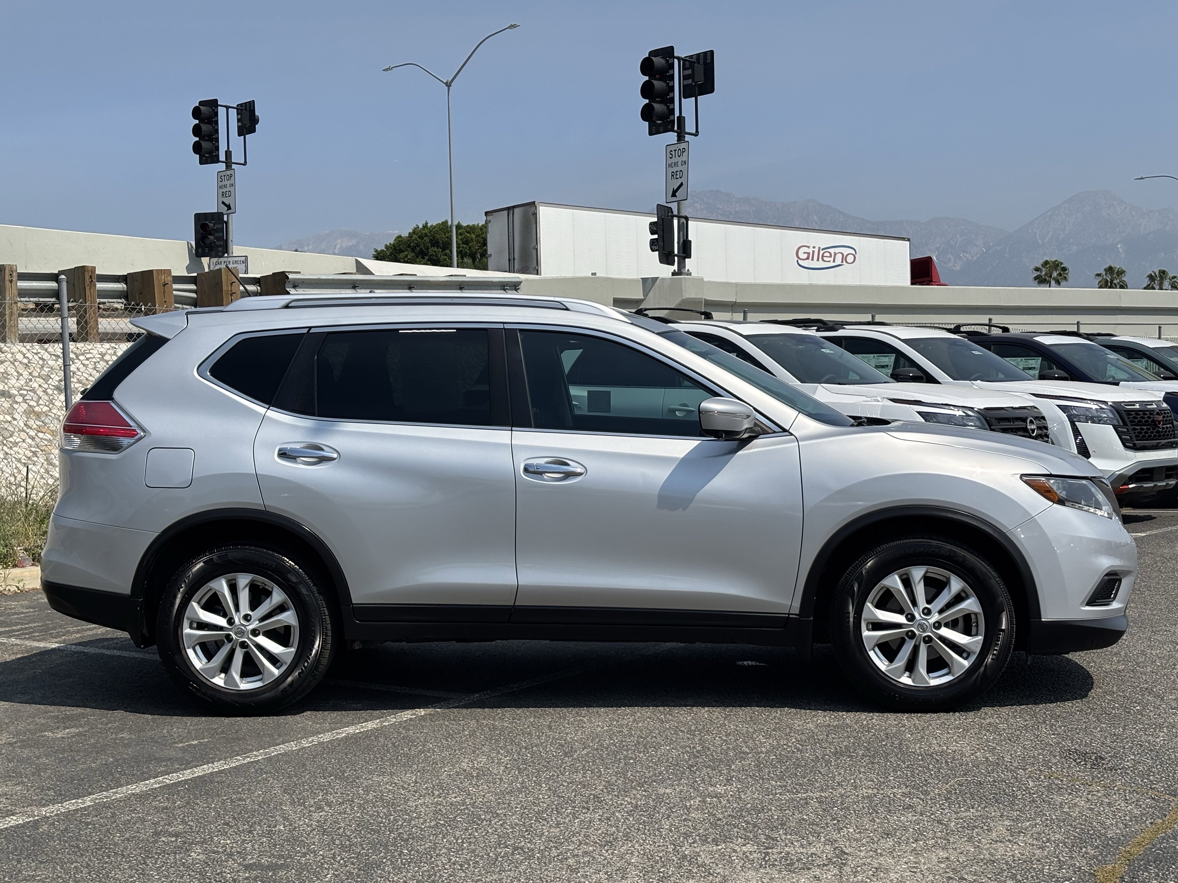 Used 2015 Nissan Rogue SV w/ SV Premium Package image 2