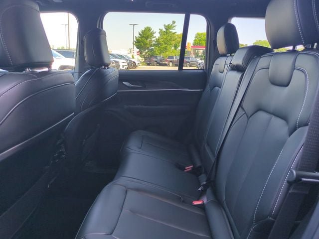 New 2026 Jeep Grand Cherokee Limited w/ Luxury Tech Group II AWD/4WD image 14