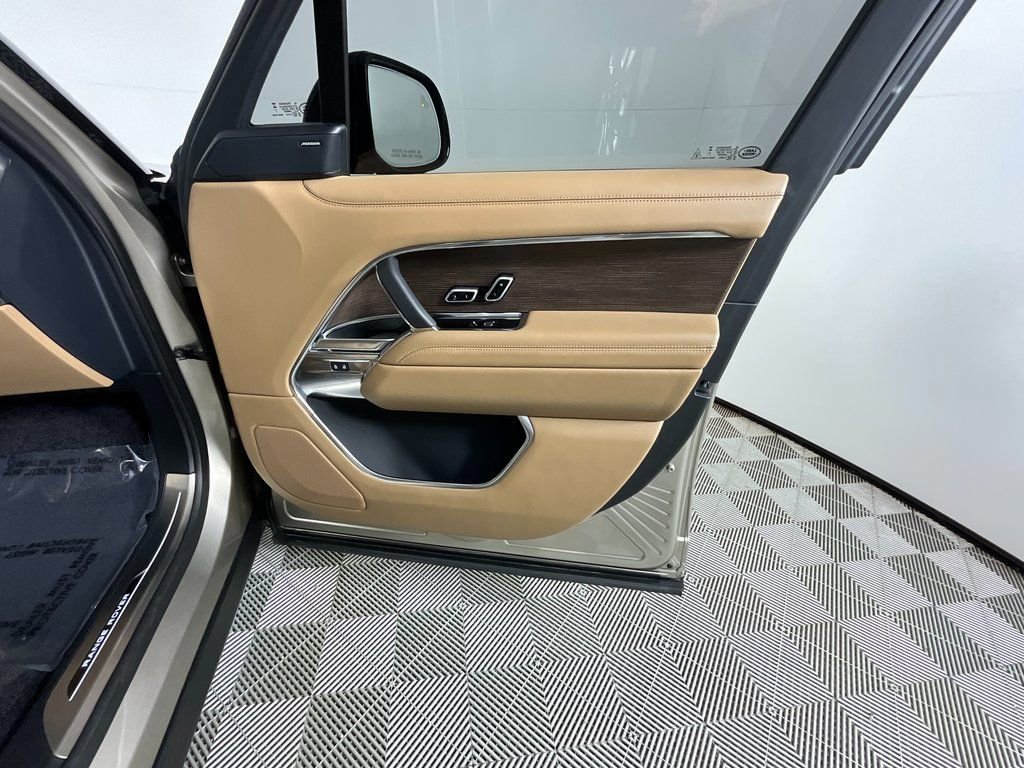 Used 2025 Land Rover Range Rover Long Wheelbase SE image 21