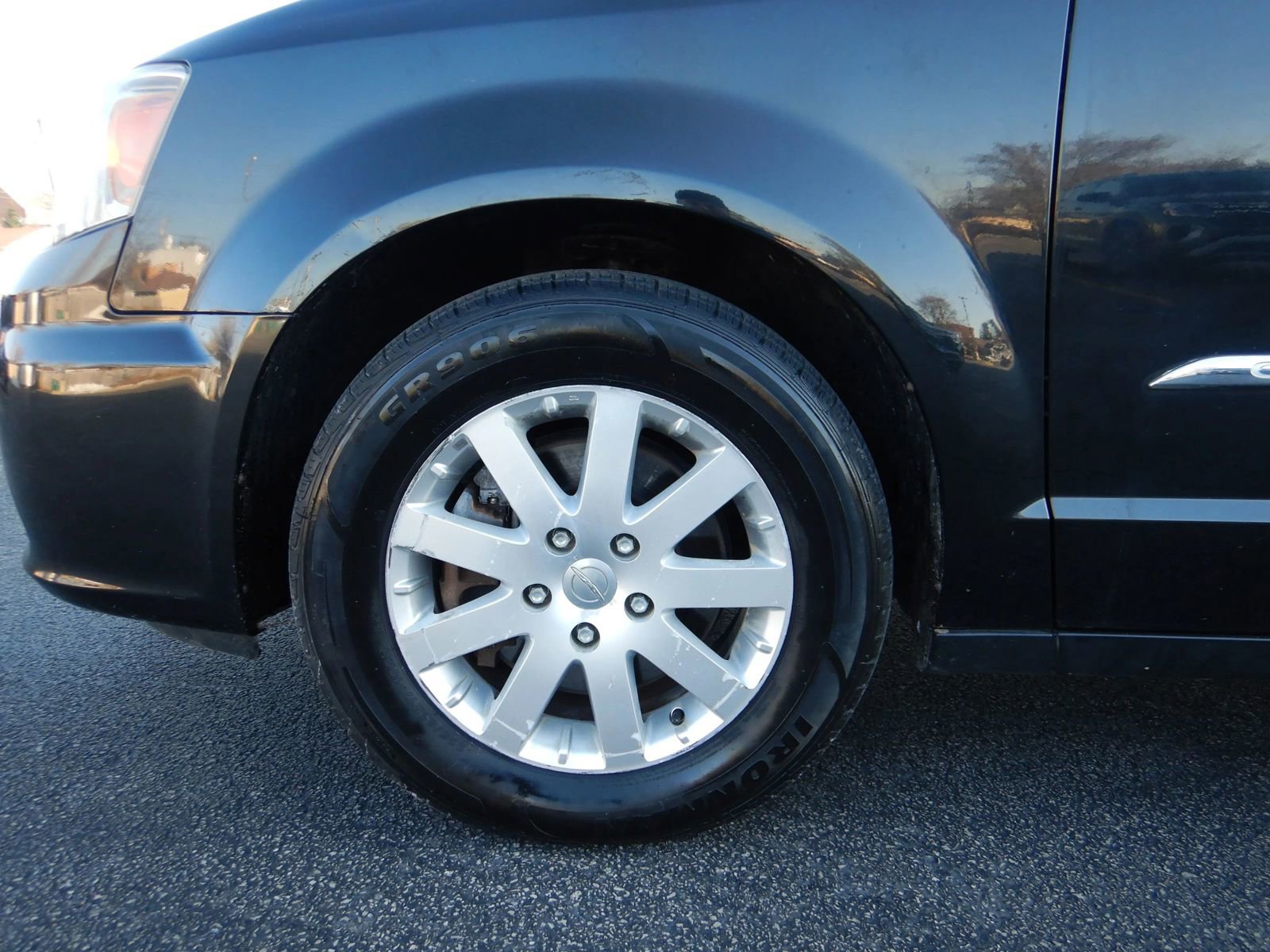 Used 2013 Chrysler Town & Country Touring image 27