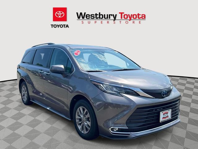 Certified 2022 Toyota Sienna XLE FWD image 1