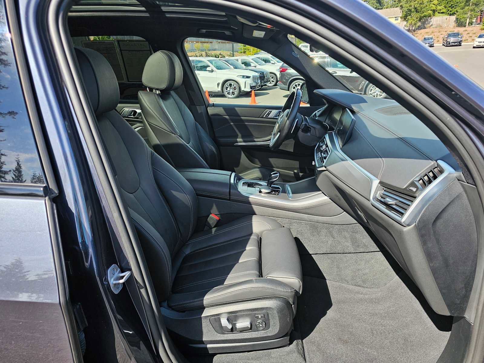 Used 2021 BMW X5 xDrive40i w/ M Sport Package image 11