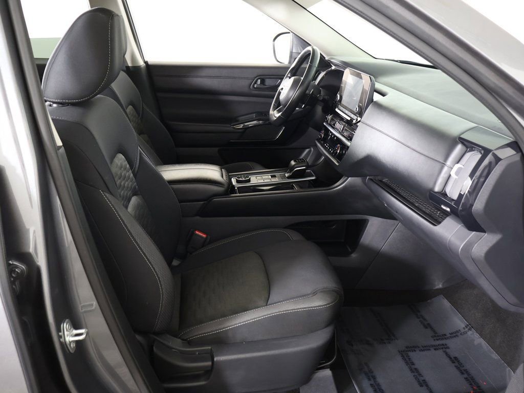Used 2023 Nissan Pathfinder SV image 31