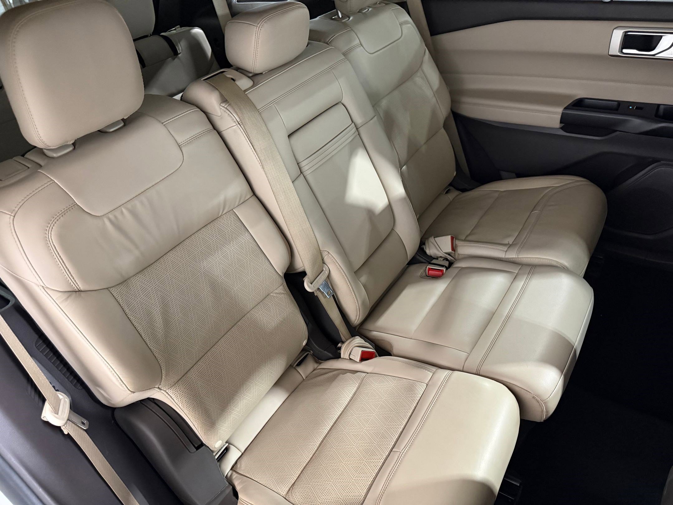 Used 2020 Ford Explorer Platinum w/ Premium Technology Package AWD/4WD image 43