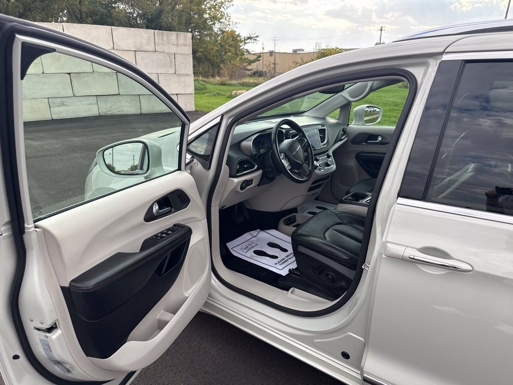 Used 2020 Chrysler Pacifica Touring-L Plus FWD image 8
