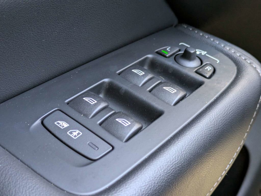 Certified 2023 Volvo XC60 B5 Ultimate w/ Protection Package Premier image 32