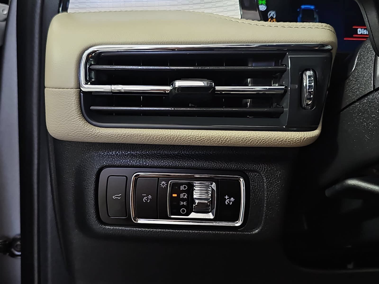 Used 2025 Lincoln Corsair FWD image 26
