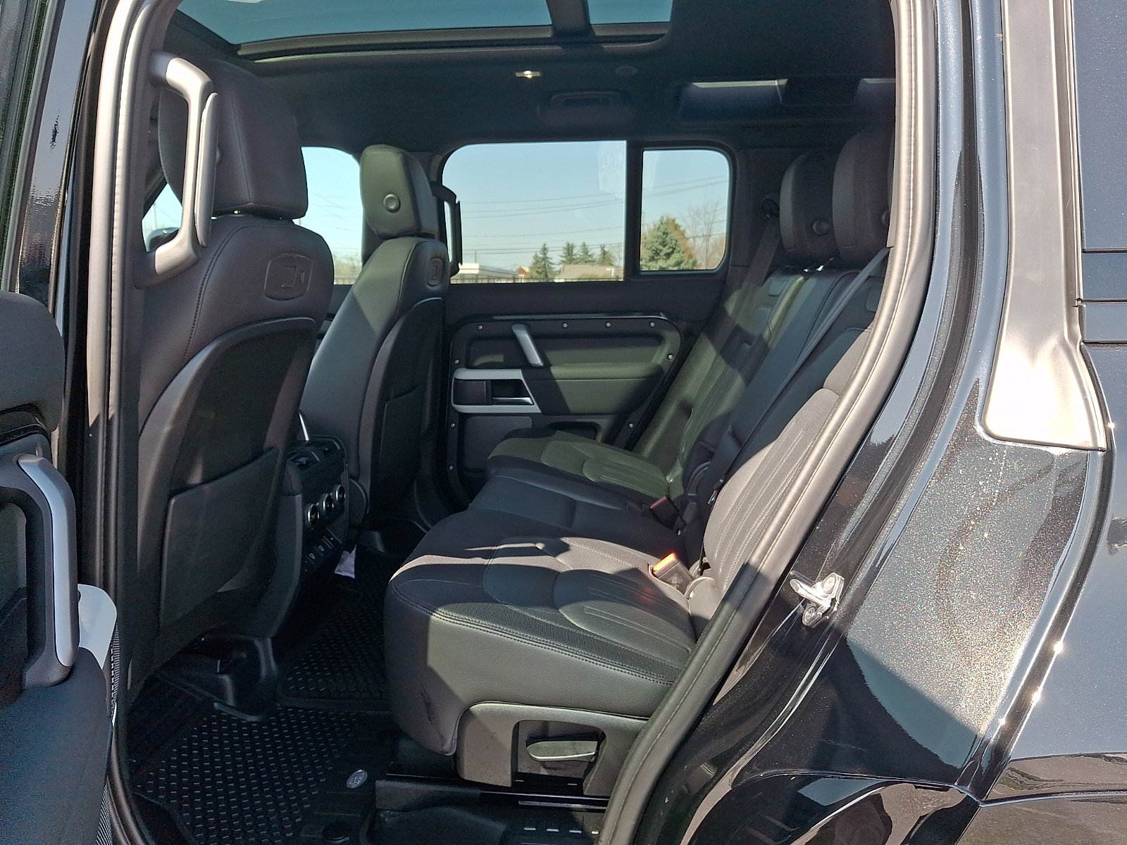 Used 2021 Land Rover Defender 110 X-Dynamic SE AWD/4WD image 10