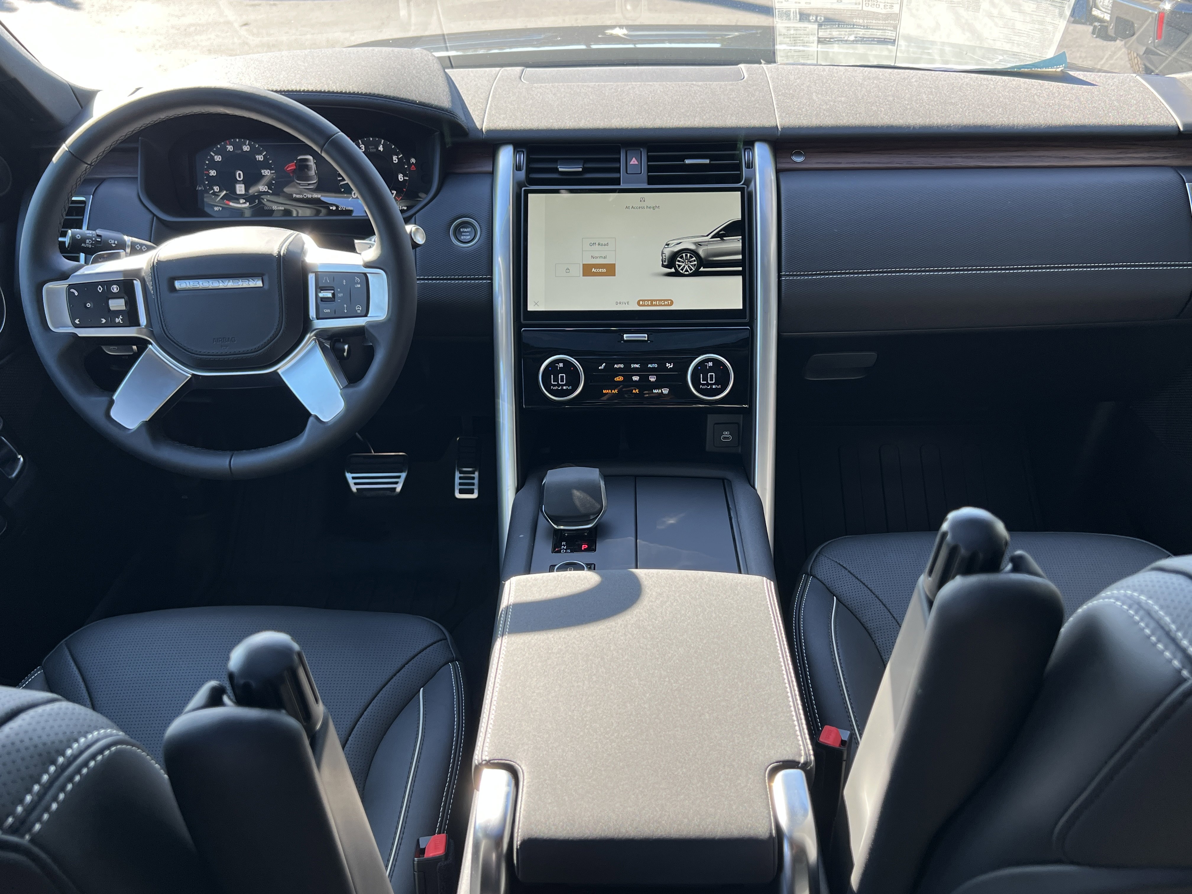 New 2024 Land Rover Discovery Dynamic SE image 17