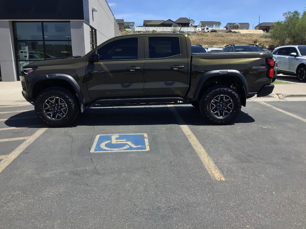 Used 2025 Chevrolet Colorado ZR2 w/ Technology Package AWD/4WD image 3