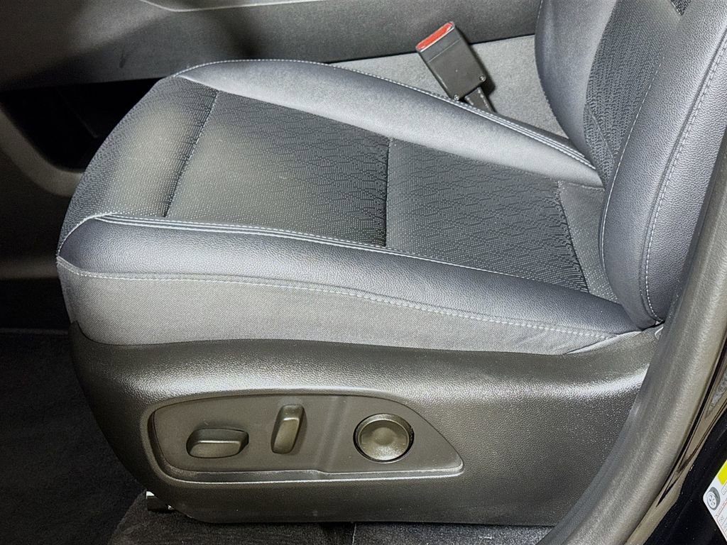 Used 2025 Chevrolet Equinox LT w/ Convenience Package II image 17