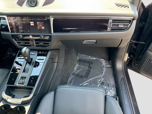Certified 2025 Porsche Macan AWD/4WD image 18