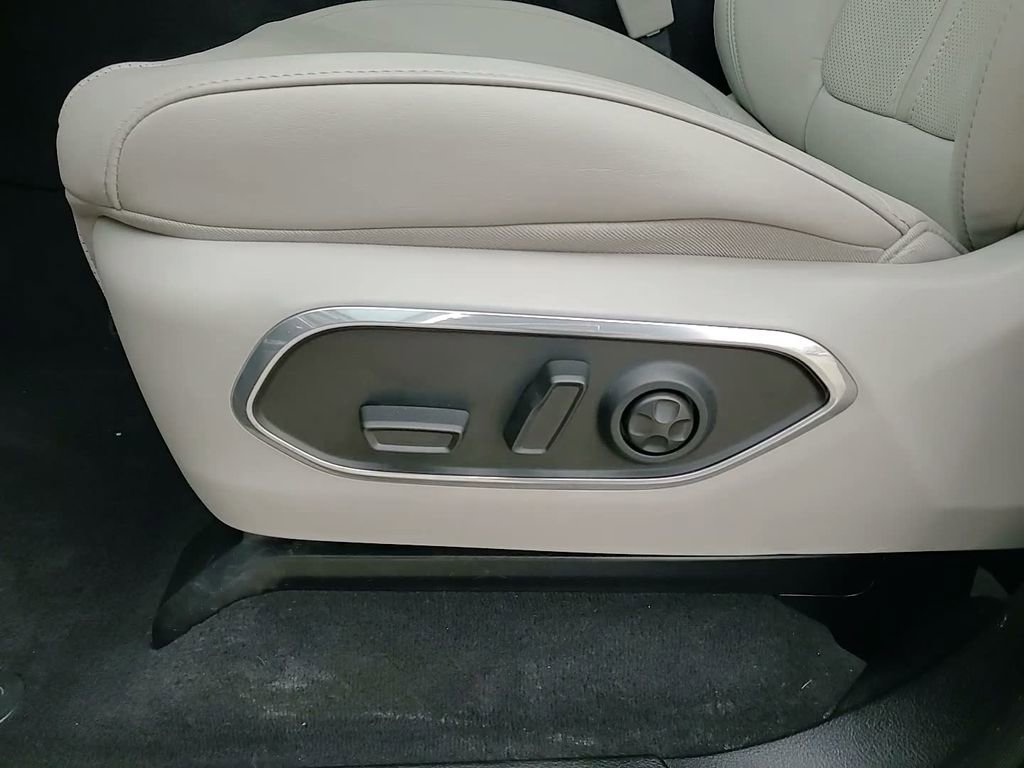 Used 2024 Jeep Wagoneer L Series III w/ Premium Group I image 22