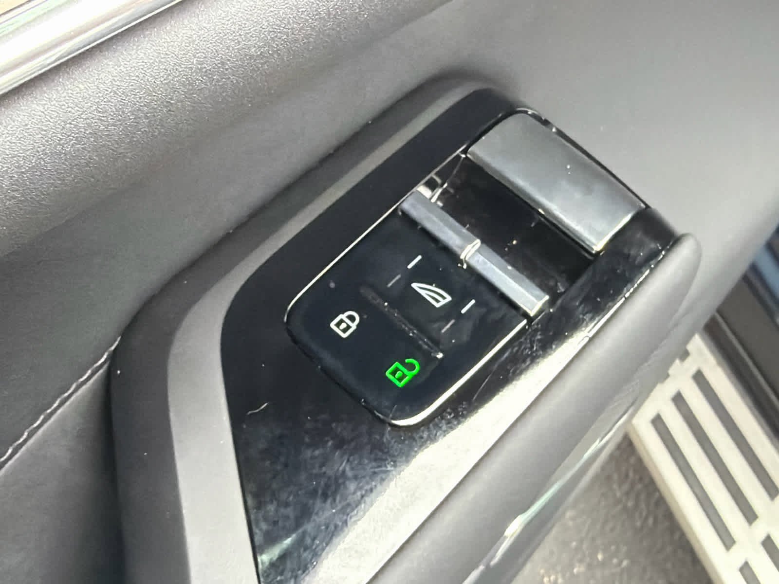 Certified 2025 Volvo EX90 Ultra image 26