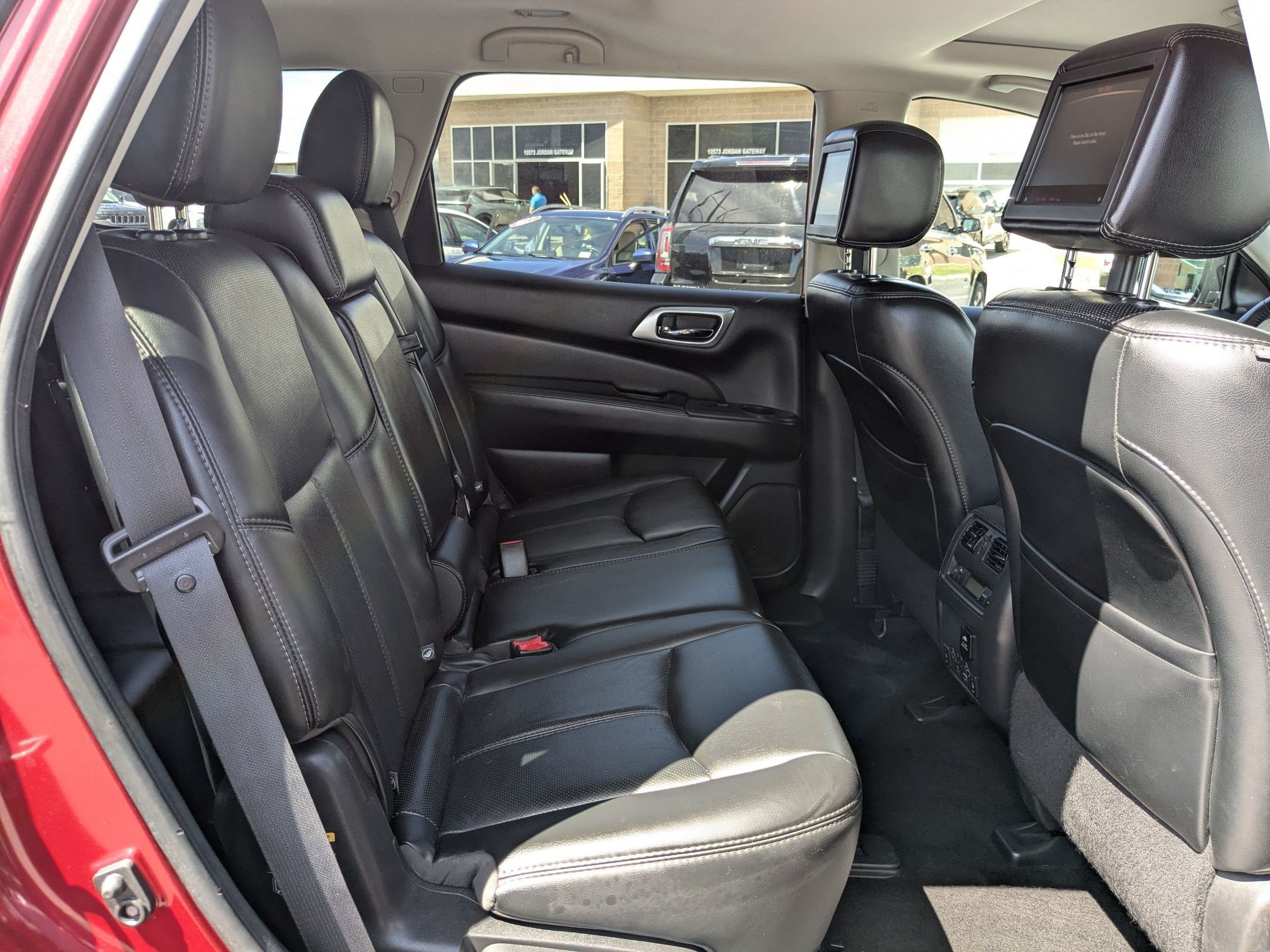 Used 2017 Nissan Pathfinder Platinum w/ Family Entertainment Package AWD/4WD image 29