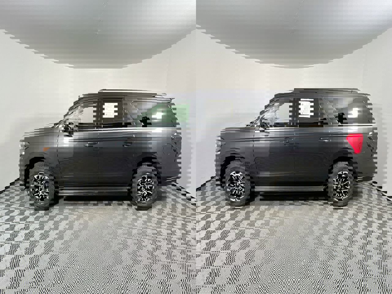 Used 2024 Ford Expedition Max XLT image 6