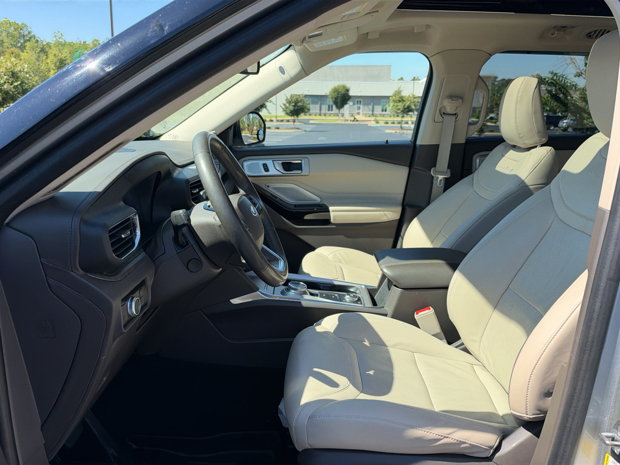 Used 2023 Ford Explorer Platinum w/ Technology Package AWD/4WD image 12