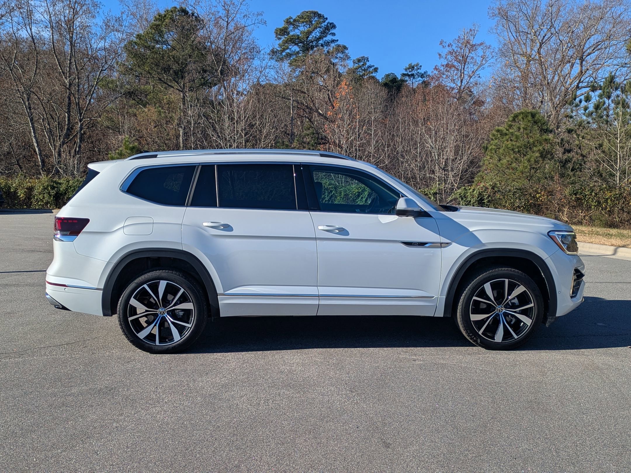 Used 2024 Volkswagen Atlas SEL Premium R-Line image 4