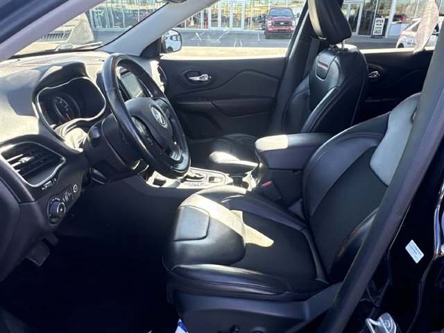 Used 2019 Jeep Cherokee Trailhawk w/ Comfort/Convenience Group AWD/4WD image 20
