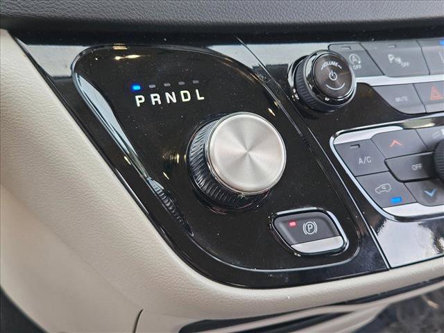 Used 2024 Chrysler Pacifica Touring-L image 12