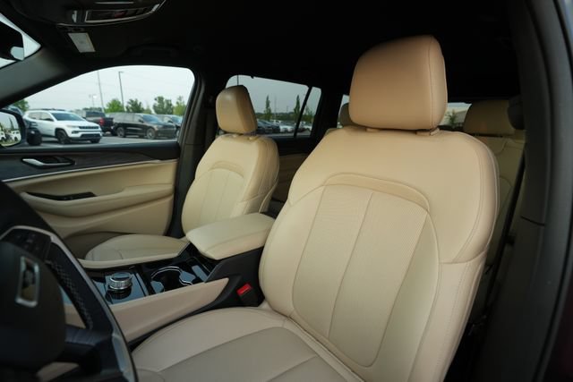 Used 2023 Jeep Grand Cherokee L Limited w/ Luxury Tech Group II RWD image 40